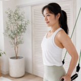 チューブを使って腕をトレーニングする女性