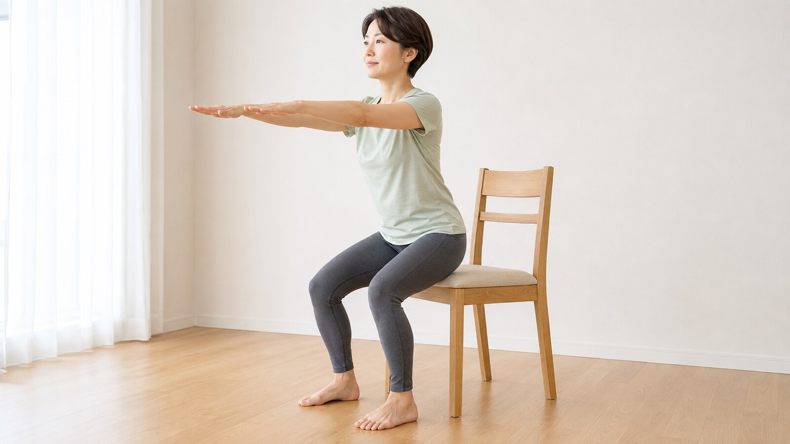 椅子を使って安全にスクワットを行う女性