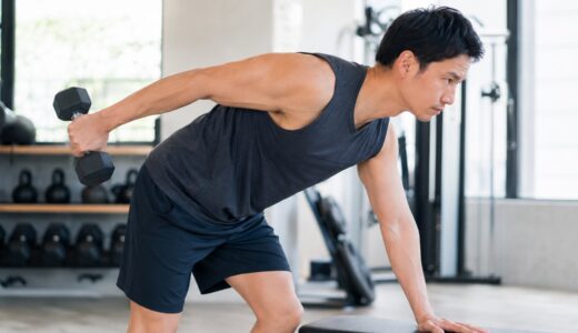 ダンベルキックバックのやり方｜重量・回数と効かない原因を解説