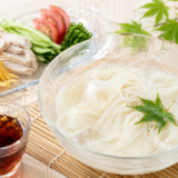 ひやむぎと鶏肉、卵、夏野菜を組み合わせた食事