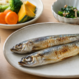 焼いたいわしとご飯、野菜を組み合わせた食事