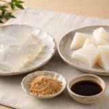 透明な葛餅と乳白色の関東風くず餅
