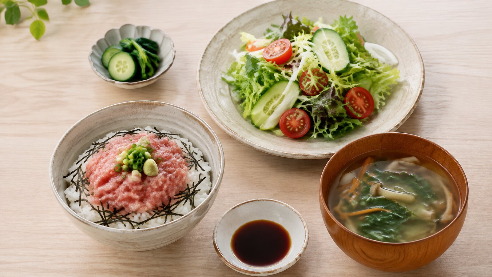 ねぎとろ丼にサラダと汁物を組み合わせた食事