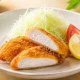 キャベツとトマトを添えたささみフライ