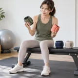 複数のアンクルウェイトを比較する女性