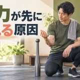 クラブベル練習後に握力の疲労を確認する様子