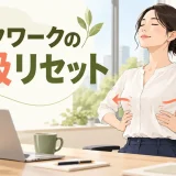 椅子に座り両手を肋骨へ添えてゆっくり呼吸するオフィスワーカー