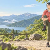 登山口で脚を準備する登山者