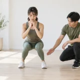 スクワットで膝が内側に入る原因を確認するトレーニング風景