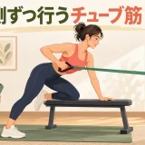 左右それぞれ片腕でチューブローイングを行う様子